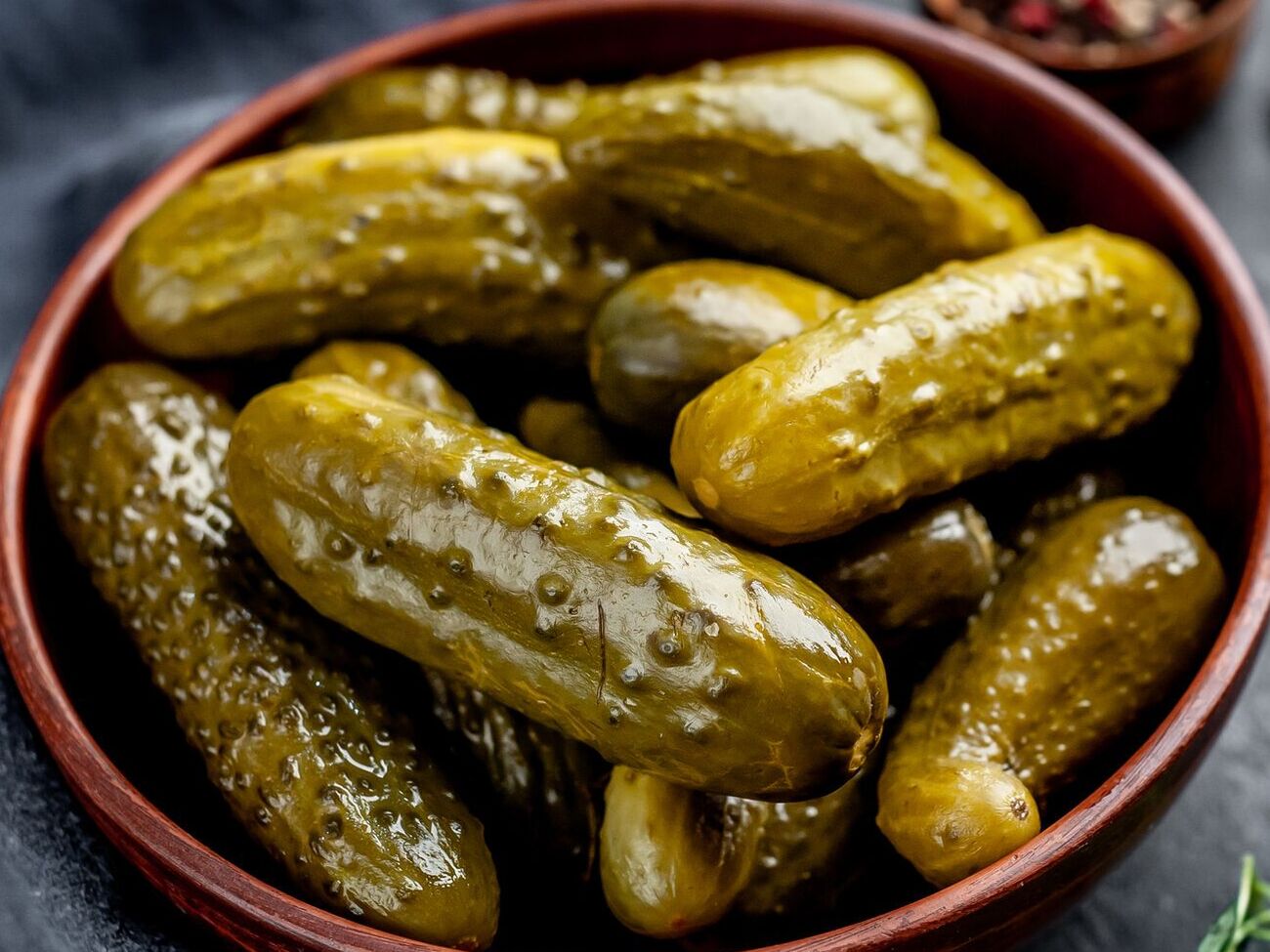 Для розсолу знадобляться чотири зубчики часнику