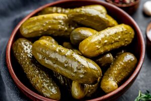 Для розсолу знадобляться чотири зубчики часнику