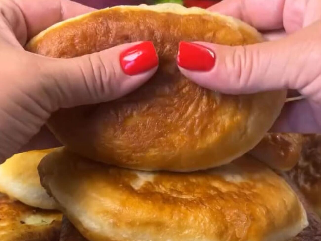 Обсмажте пиріжки на розігрітій олії з обох боків до готовності