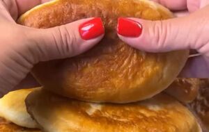 Обсмажте пиріжки на розігрітій олії з обох боків до готовності