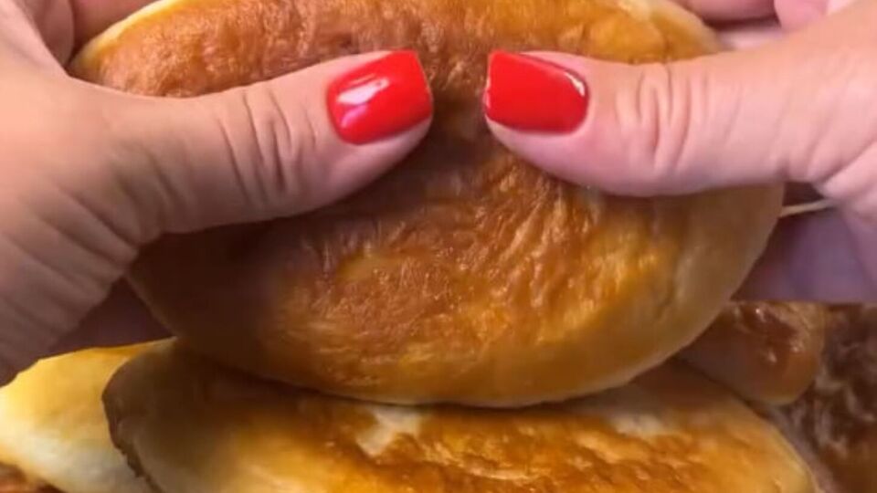 Обсмажте пиріжки на розігрітій олії з обох боків до готовності