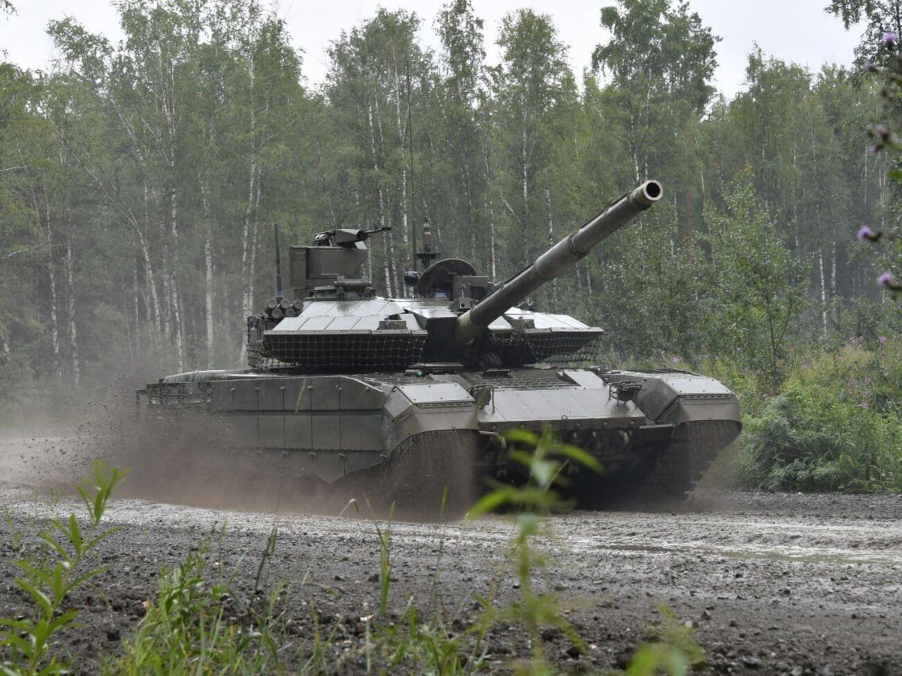 По данным НАТО, в РФ сейчас производят около 130 танков в месяц