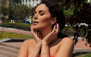 Каменських у розстебнутому топі знялася в салоні автомобіля. Фото