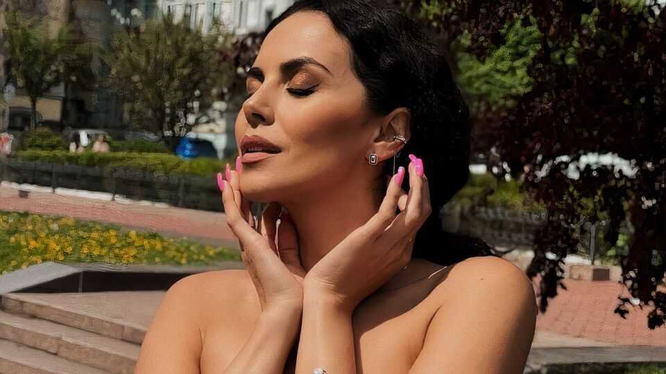 Каменських у розстебнутому топі знялася в салоні автомобіля. Фото