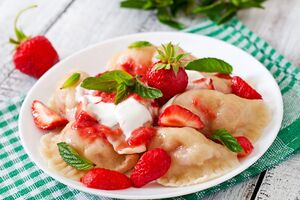 Вареники с клубникой на пару получаются, как у бабушки