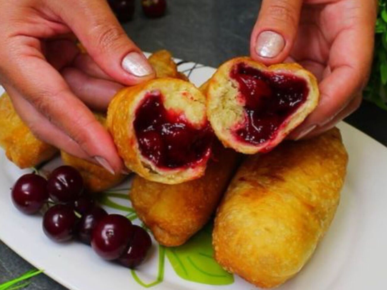 Тоненьке м'яке тісто й багато начинки – особливість таких пиріжків