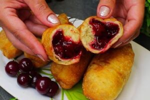 Тоненьке м'яке тісто й багато начинки – особливість таких пиріжків