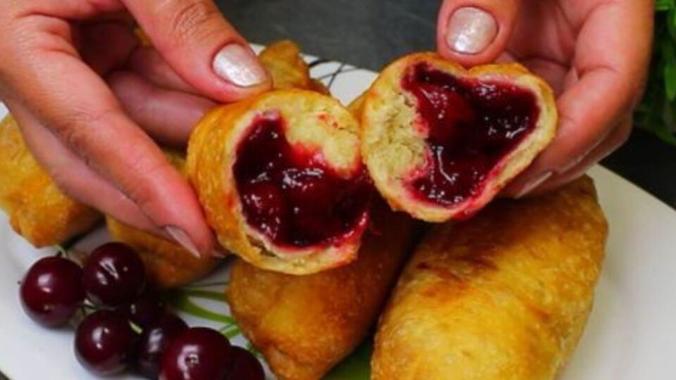 Тоненькое мягкое тесто и много начинки – особенность таких пирожков