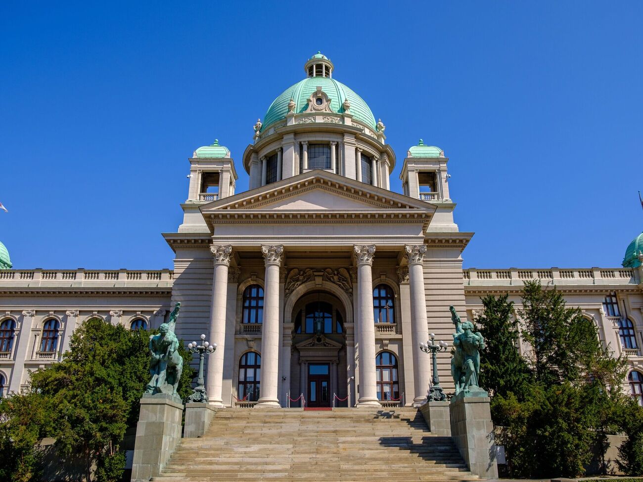 Фигуранты, вероятно, планировали серию нападений на госучреждения, в том числе правительственное здание