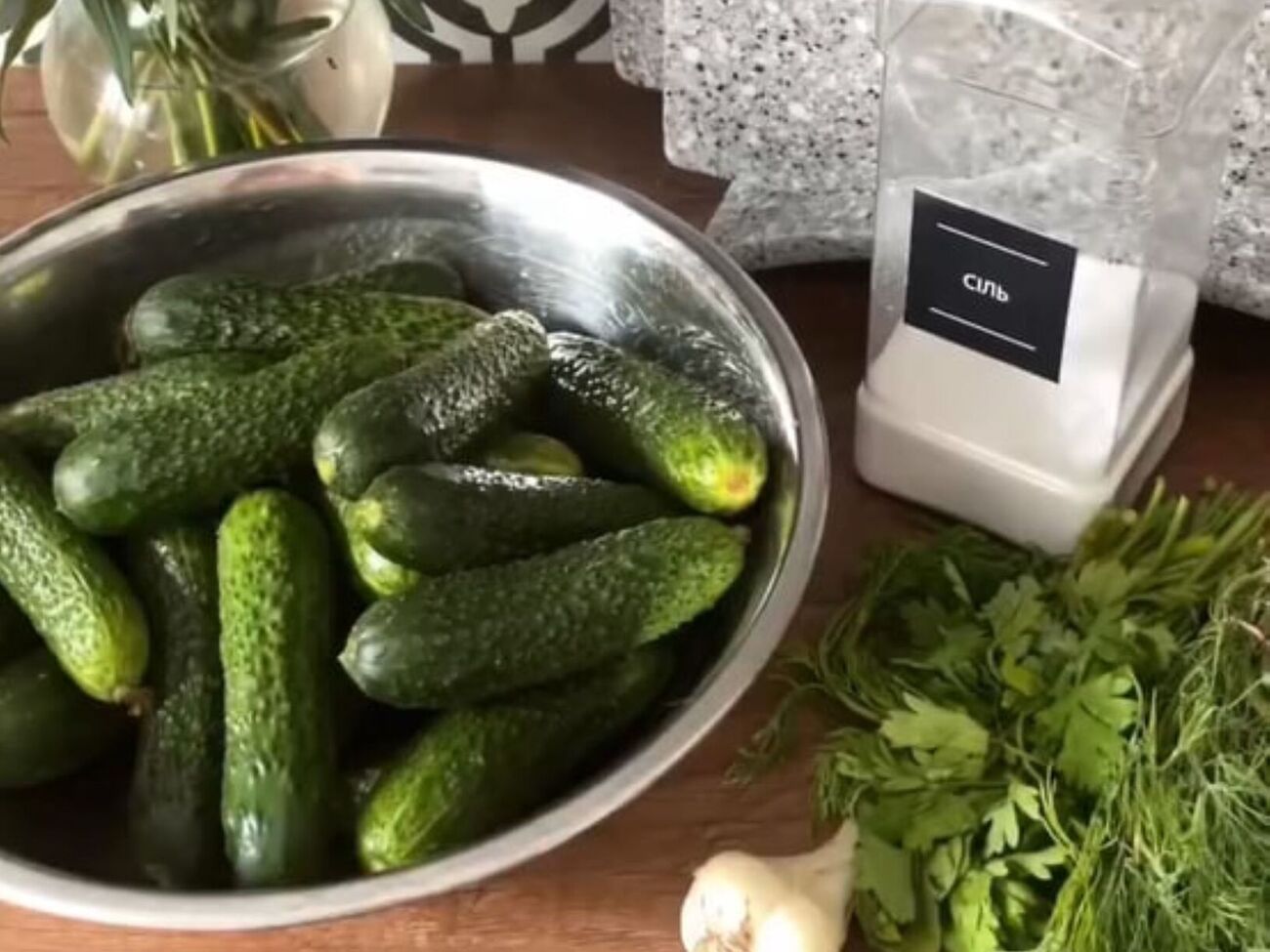 Огурцы нужно поместить в холодильник, чтобы они промариновались
