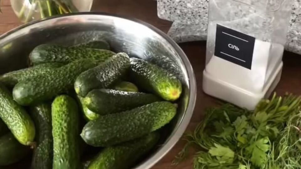 Огурцы нужно поместить в холодильник, чтобы они промариновались