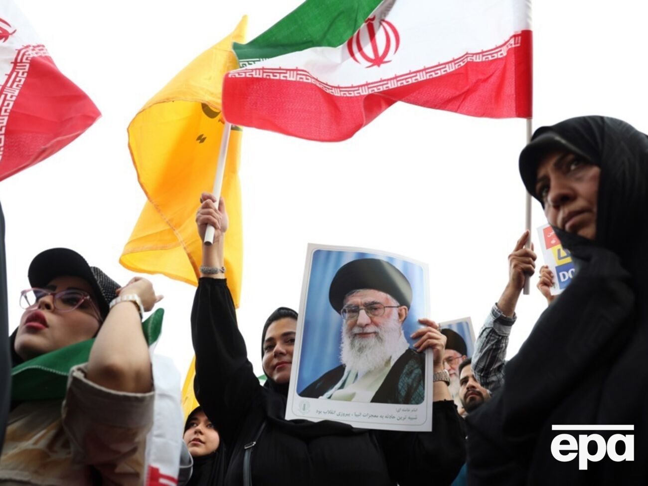 ЗМІ писали, що Хаменеї переховується в бункері