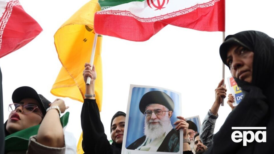 ЗМІ писали, що Хаменеї переховується в бункері