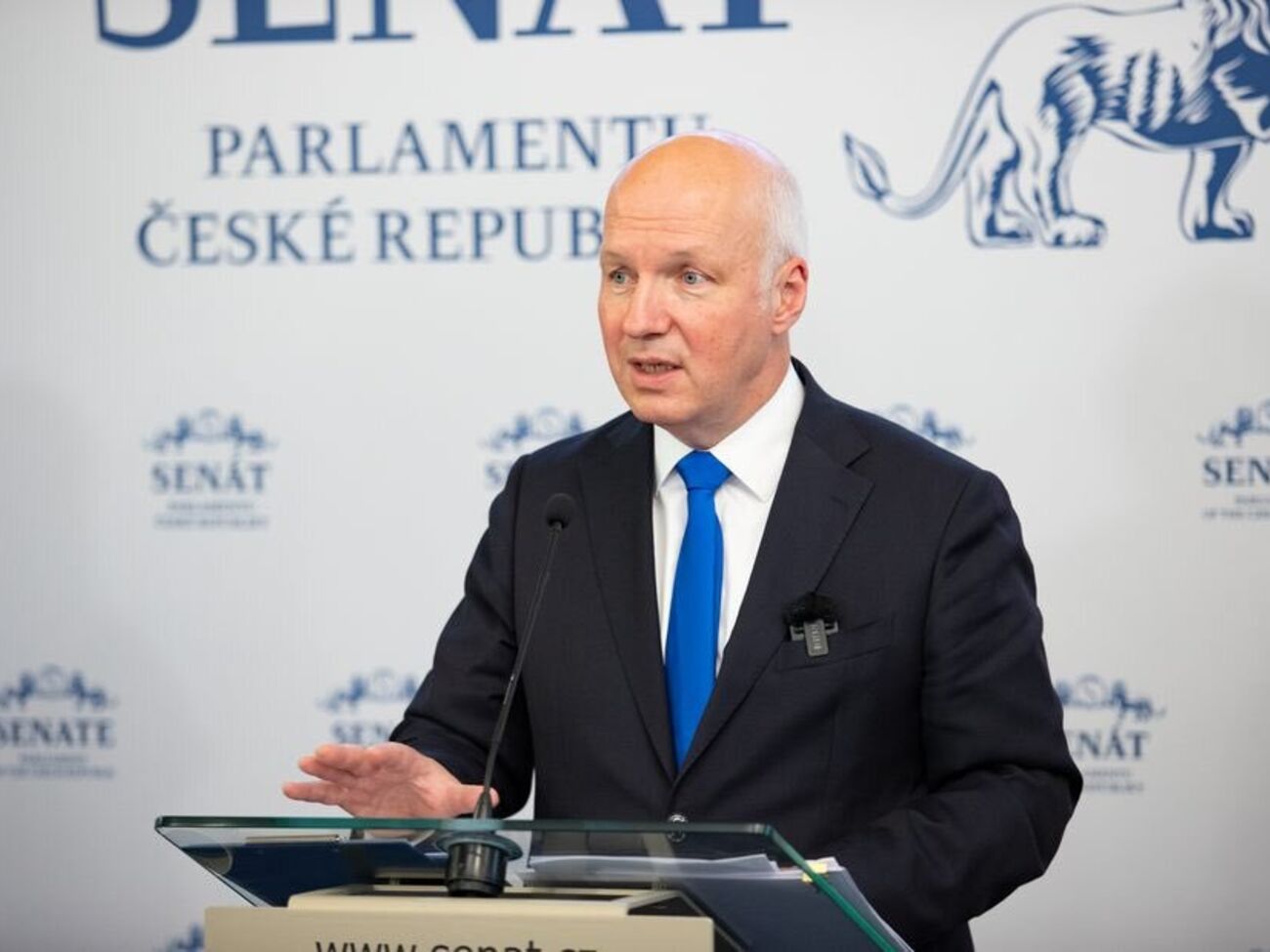 Фишер считает, что действовать должны парламенты демократических стран