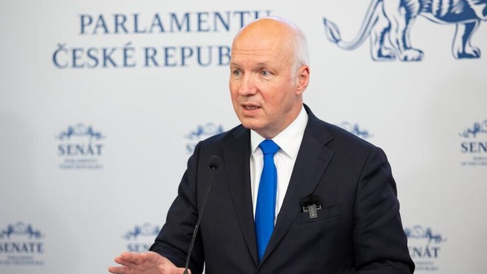 Фишер считает, что действовать должны парламенты демократических стран