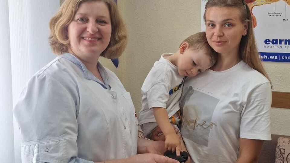 Благодаря аппаратам Евгений будет осознавать источник и направленность звука, ему будет легче ориентироваться и развивать речь, отметила врач