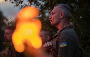 Кличко: Вместе с военными зажгли костер и почтили молитвой память погибших