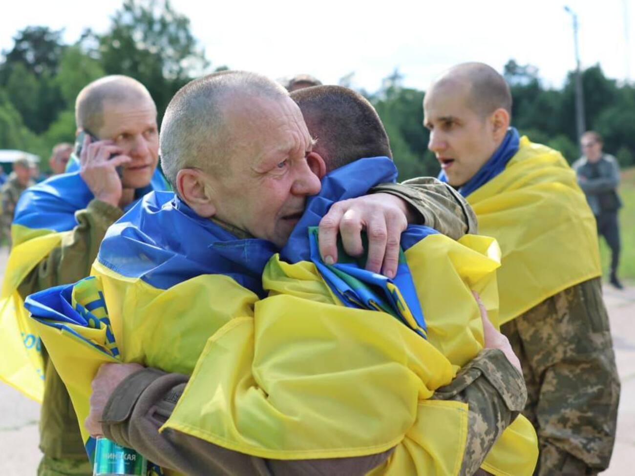 В Украину вернулись военные, которые были в плену три года
