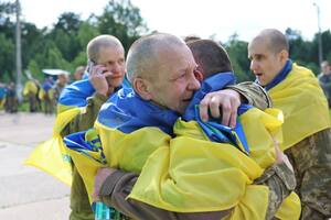 В Україну повернулися військові, які були в полоні три роки