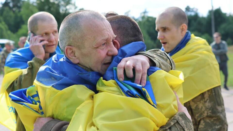 В Украину вернулись военные, которые были в плену три года