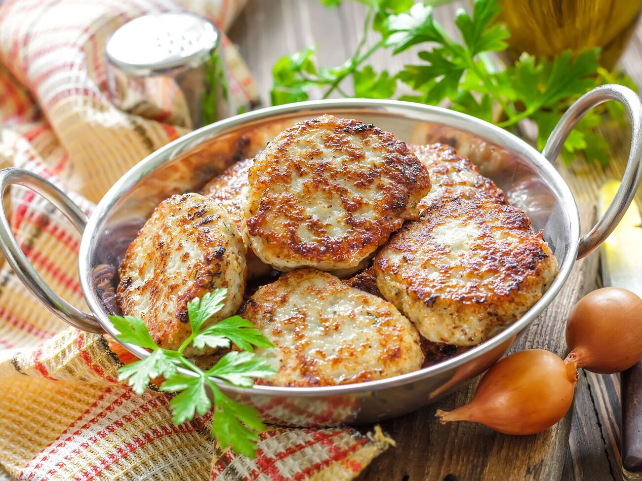 Вареные яйца усилят нежный вкус котлеток