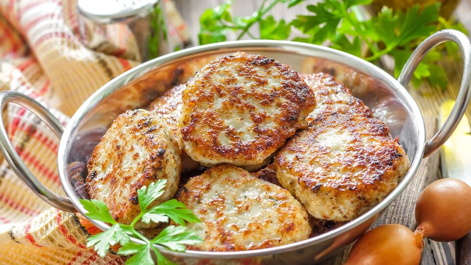 Варені яйця підсилять ніжний смак котлеток