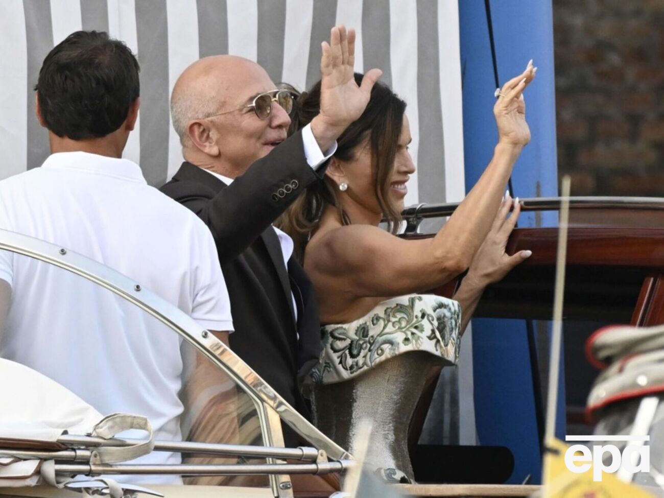 Безос и Санчес объявили о своем романе шесть лет назад