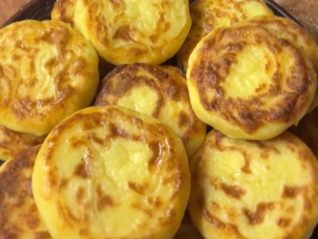 Обсмажте сирники із двох боків