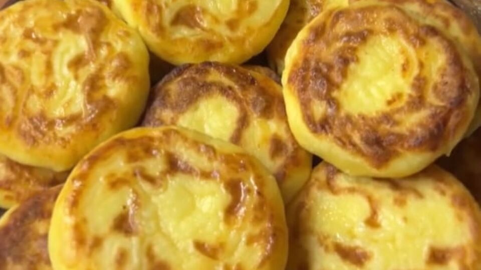 Обсмажте сирники із двох боків