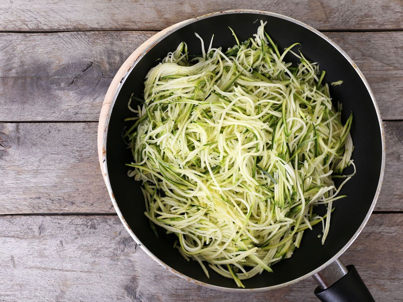 Салат заправляют растительным маслом