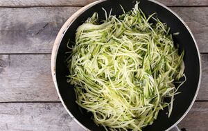 Салат заправляют растительным маслом