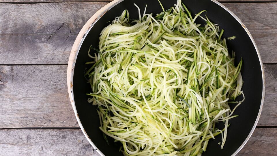 Салат заправляють олією