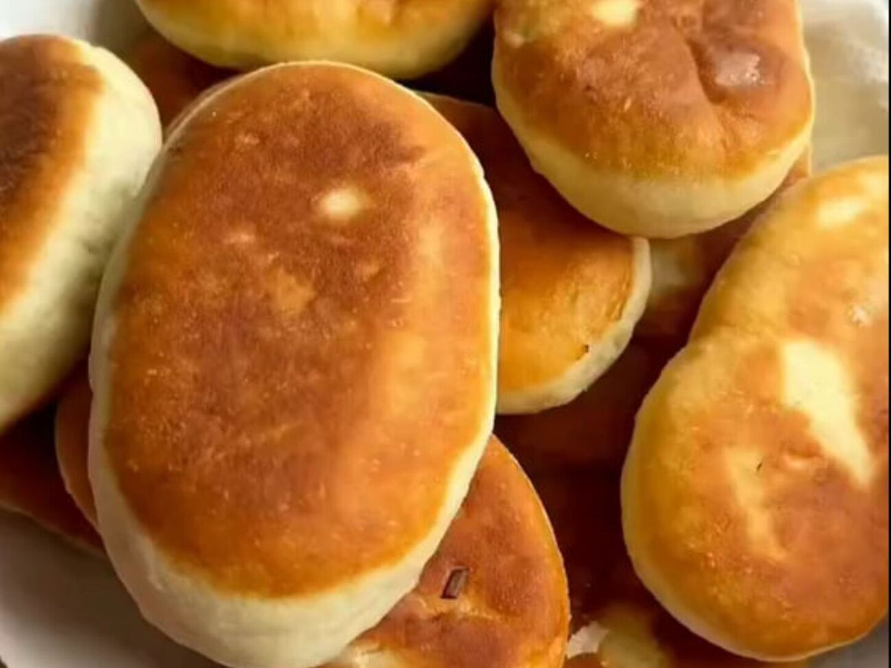 Обсмажте пиріжки з обох боків до золотистої скоринки