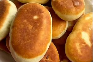 Обжарьте пирожки с двух сторон до золотистой корочки