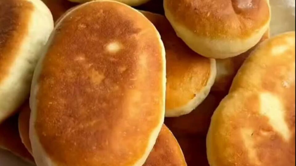 Обсмажте пиріжки з обох боків до золотистої скоринки