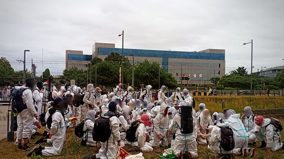 Пропалестинские активисты ворвались в офис компании в Бельгии и повредили технику