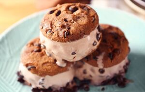 Мороженое должно постоять в морозилке несколько часов