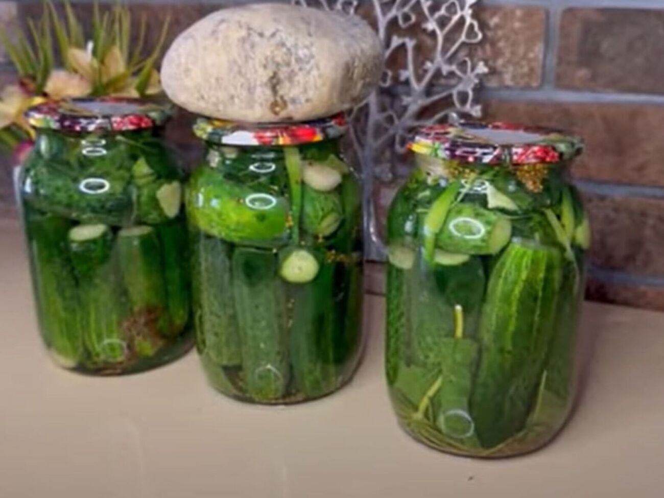 Залийте огірки гарячим маринадом і герметично закрийте кришками