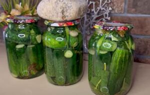 Залийте огірки гарячим маринадом і герметично закрийте кришками