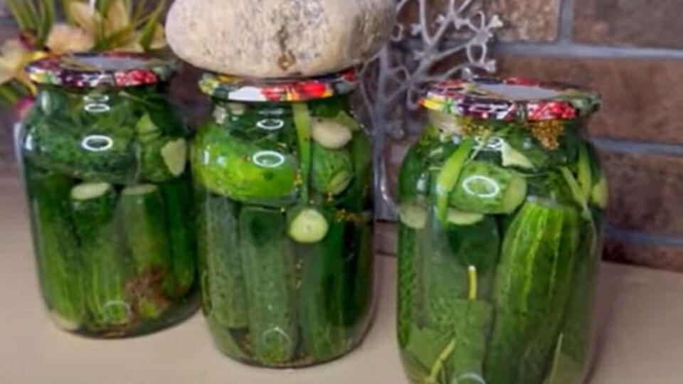 Залийте огірки гарячим маринадом і герметично закрийте кришками