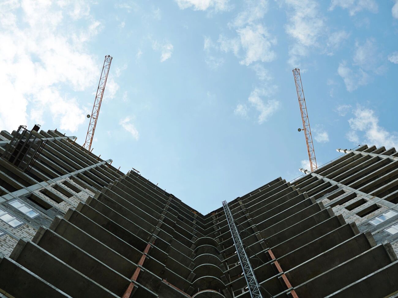 Ребенок оказался на крыше недостроя