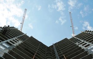 Ребенок оказался на крыше недостроя