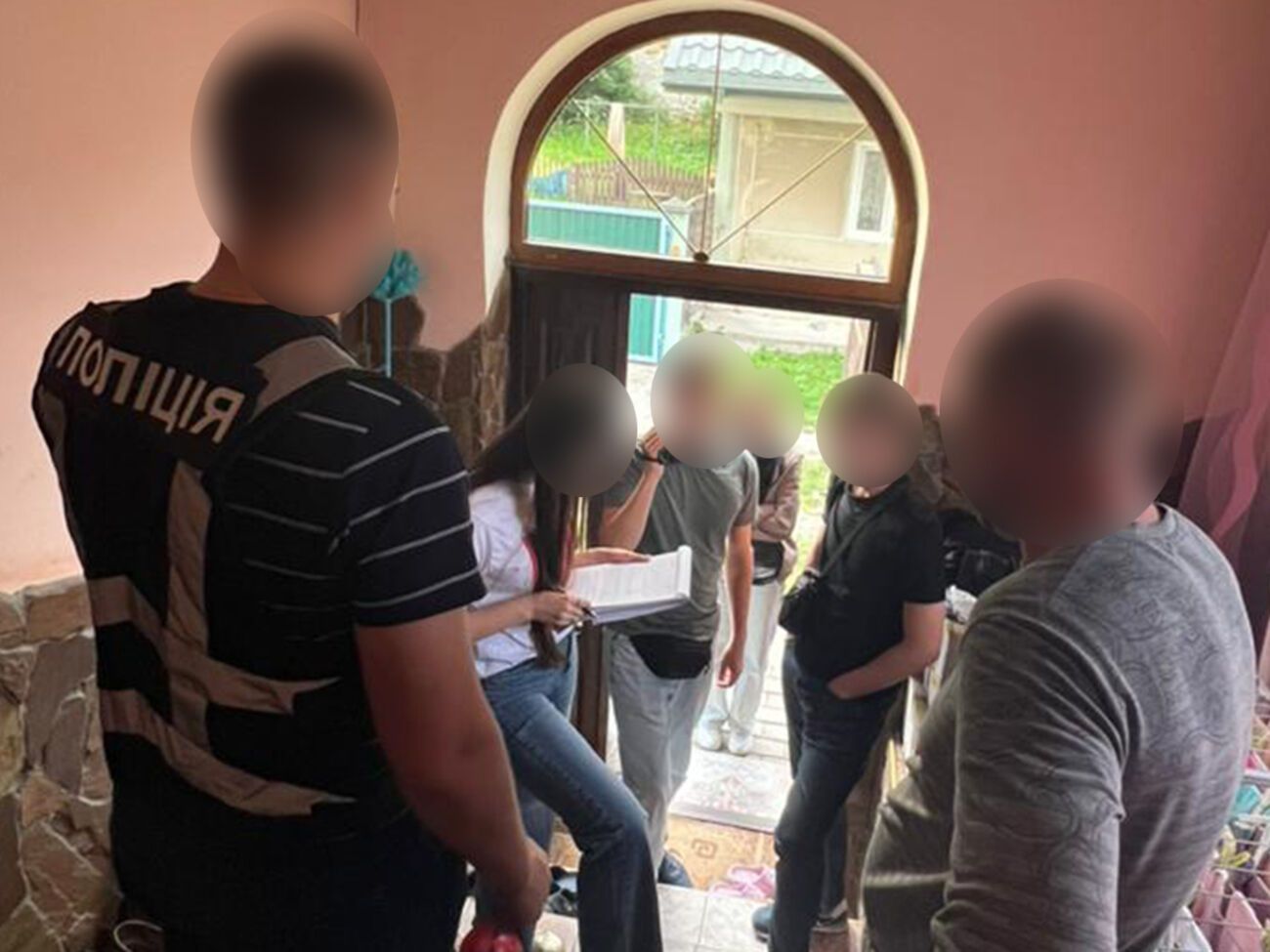 Перед заключением фиктивного брака мужчина развелся со своей официальной женой