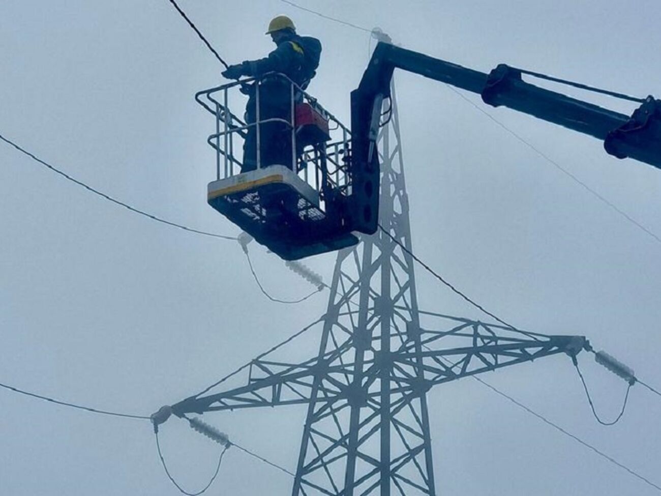 ДТЕК відновлює енергопостачання у Дніпропетровській і Донецькій областях, які зазнали ворожих обстрілів