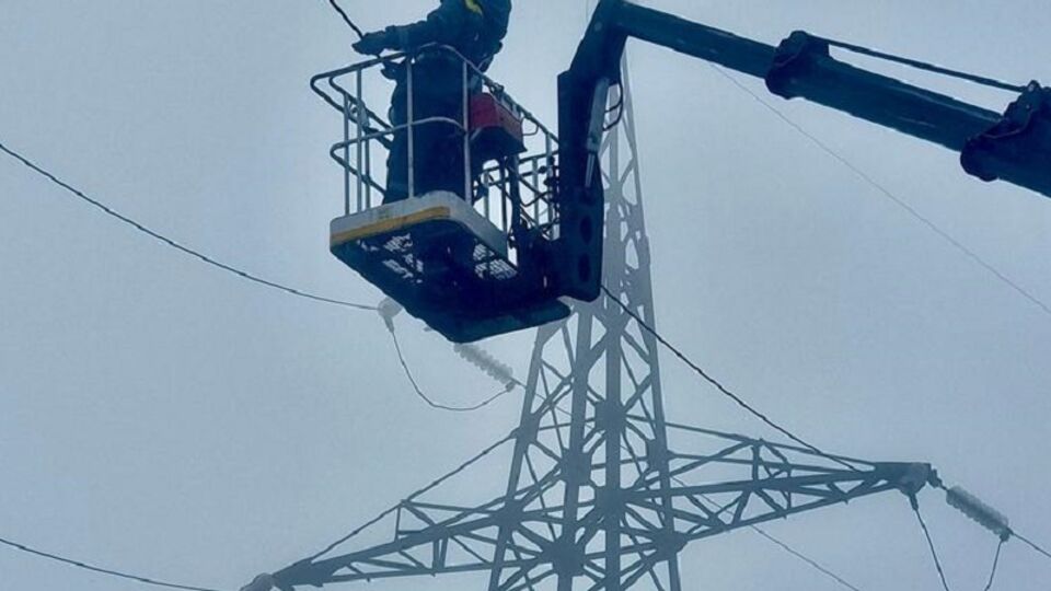 ДТЕК відновлює енергопостачання у Дніпропетровській і Донецькій областях, які зазнали ворожих обстрілів