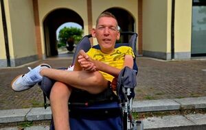 Отмечают, что в конце концов на место отправили следственно-оперативную группу, которая и достала друга Гусакова