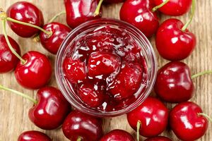 На 700 г черешни понадобится 400 г сахара