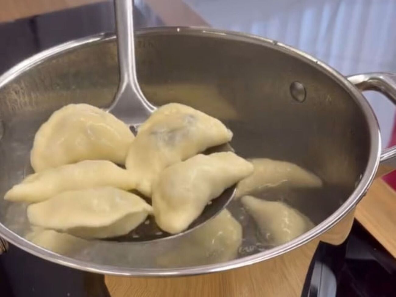 Сварите вареники в кипящей воде