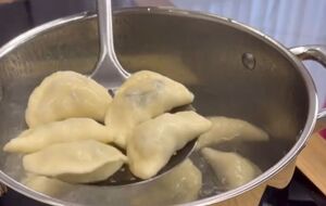 Сварите вареники в кипящей воде