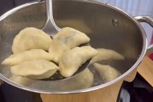 Зваріть вареники в окропі